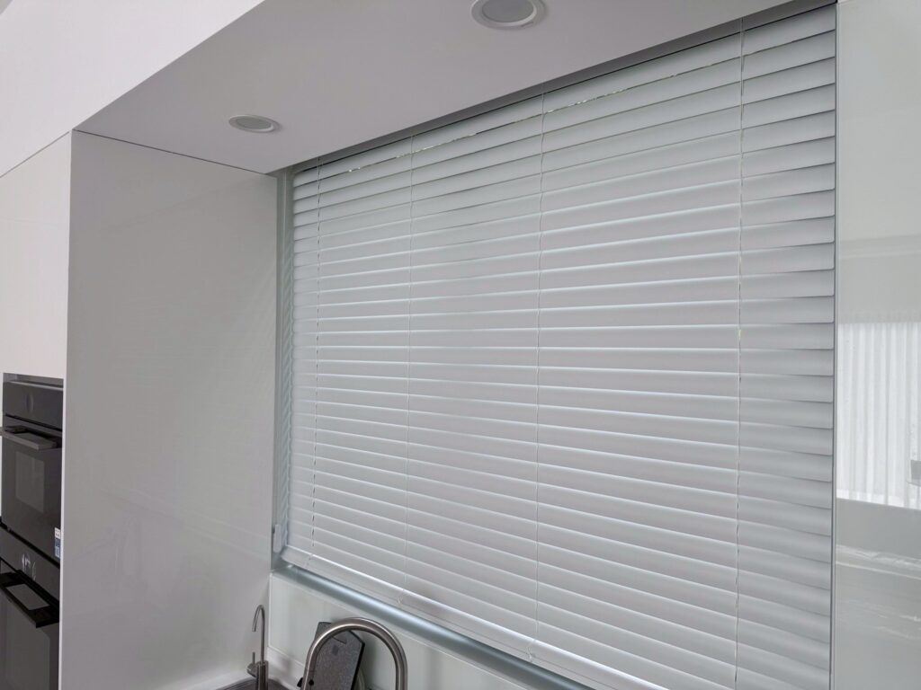 LINE_ALBUM_2025815_250815_79 - 沐馨窗簾 沐馨窗簾廚房間 50MM鋁百葉簾 葉片關閉效果