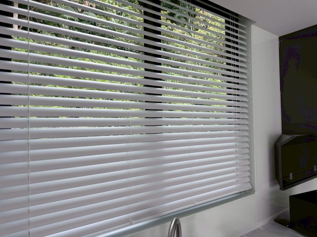 LINE_ALBUM_2025815_250815_81 - 沐馨窗簾 沐馨窗簾 廚房空間 50MM鋁百葉簾 葉片關閉效果