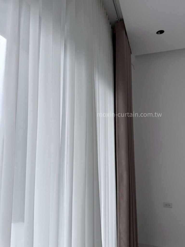 LOGO案例照 (10)_1 - 沐馨窗簾 沐馨窗簾 主臥空間 雙層窗簾設計- 蛇形奶茶色布簾+半透視感打折紗簾 隱藏式窗簾盒 整體更顯挑高