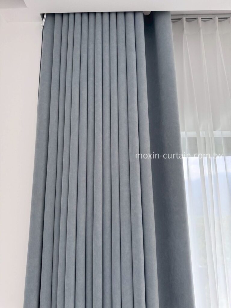 LOGO案例照 (12)_1 - 沐馨窗簾 沐馨窗簾 次臥空間|雙層布簾設計-灰藍色蛇形布簾整齊浪折