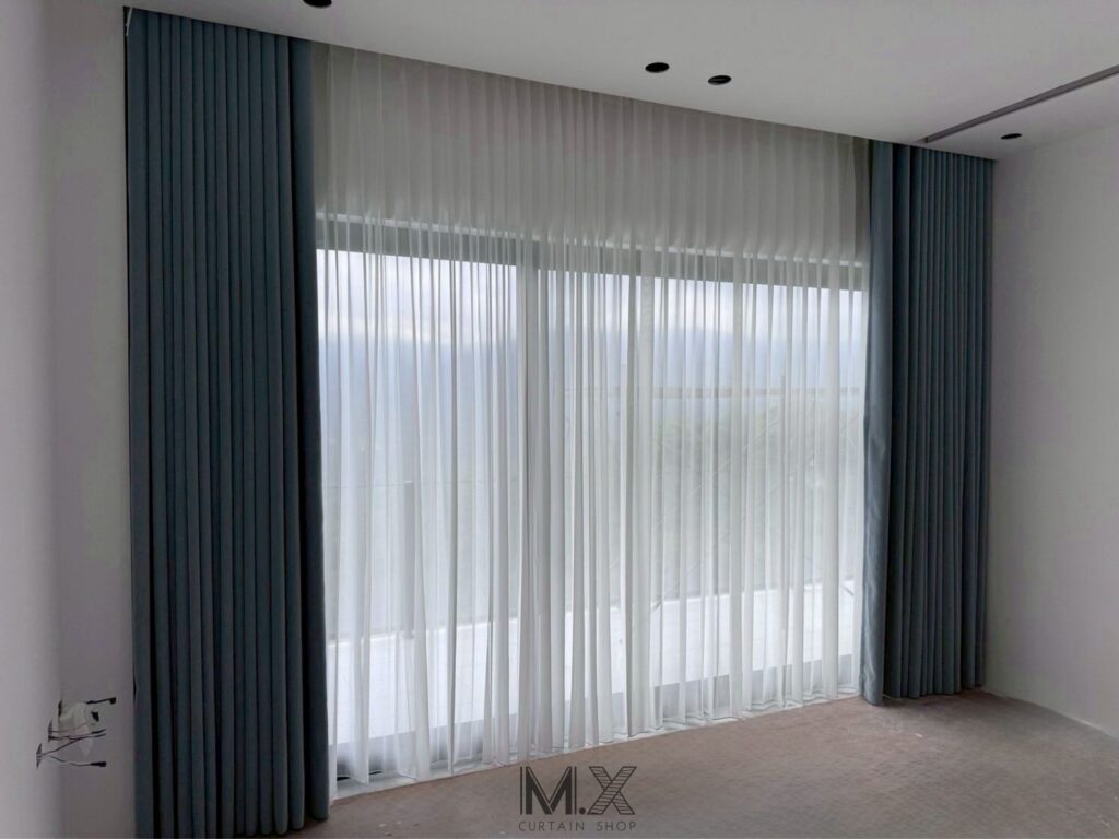 LOGO案例照 (13) - 沐馨窗簾 沐馨窗簾 次臥空間|雙層布簾設計-灰藍色蛇形布簾+半透視感打折紗簾