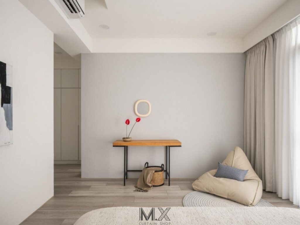 沐馨窗簾臥室空間 布簾選用米白色系，呼應木質床頭板與灰藍寢具，整體更顯飯店式氛圍