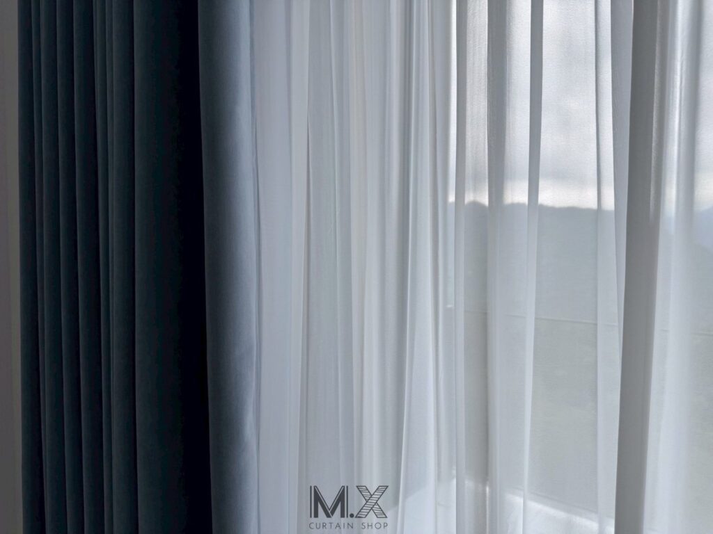 LOGO案例照 (16) - 沐馨窗簾 沐馨窗簾 次臥空間|雙層布簾設計-灰藍色蛇形布簾+半透視感打折紗簾