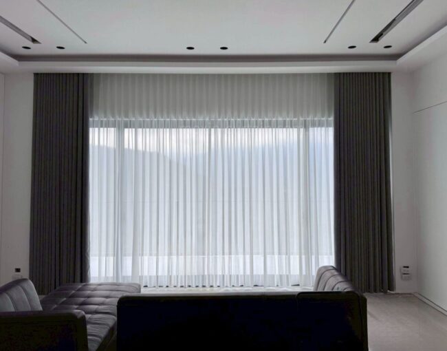 【苗栗南庄度假小屋】｜苗栗窗簾設計案例，山區小木屋如何遮光隔熱？蛇型布簾＋打折紗簾打造飯店級舒適感