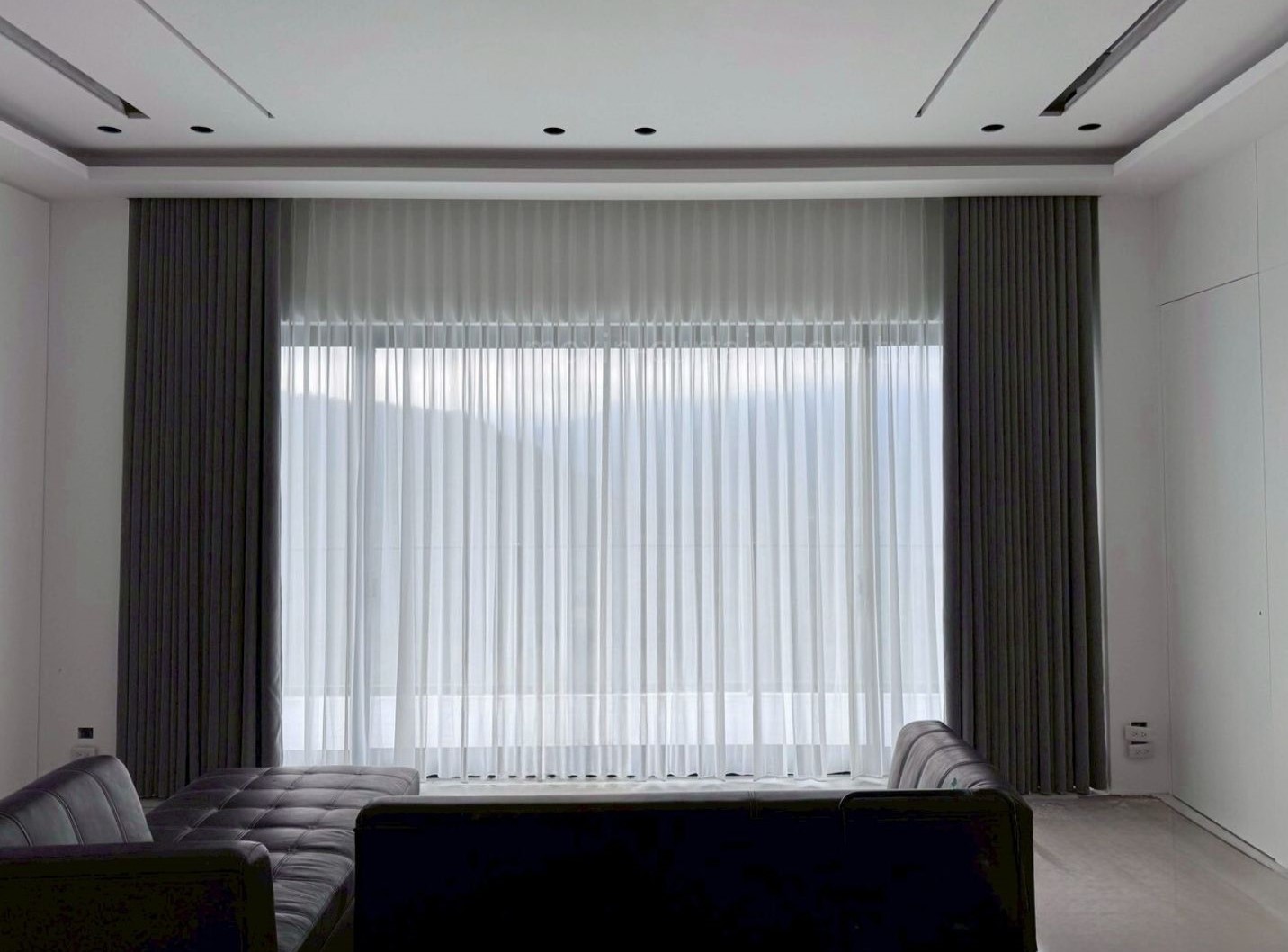 【苗栗南庄度假小屋】|苗栗窗簾設計案例,山區小木屋如何遮光隔熱?蛇型布簾+打折紗簾打造飯店級舒適感 【苗栗南庄度假小屋】|苗栗窗簾設計案例,山區小木屋如何遮光隔熱?蛇型布簾+打折紗簾打造飯店級舒適感