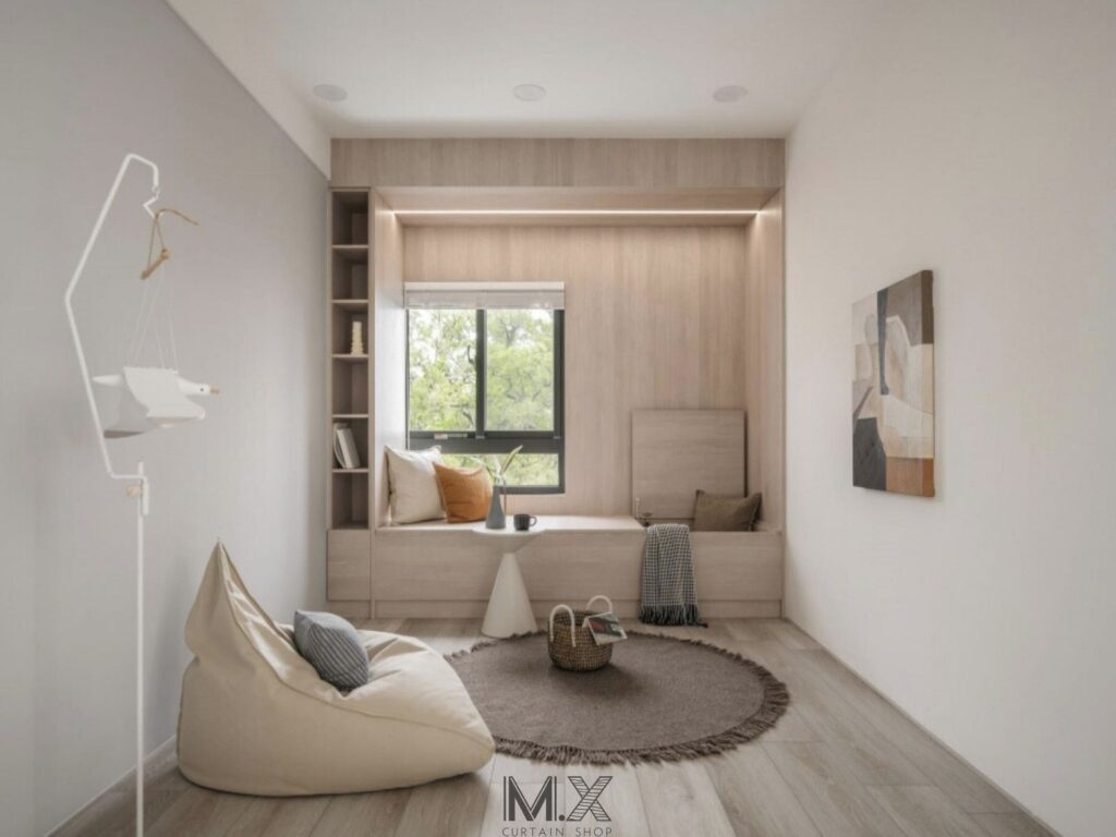 沐馨窗簾 白色木百葉簾搭配木質收納櫃與米色牆面，營造輕盈俐落感。