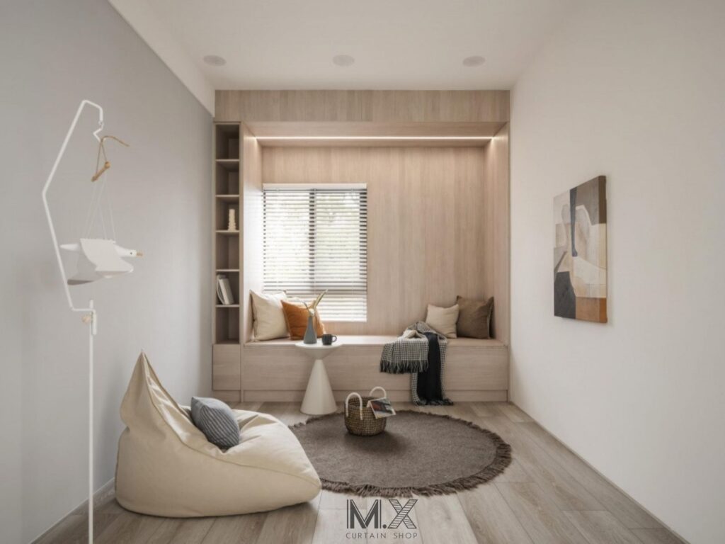 沐馨窗簾 白色木百葉簾搭配木質收納櫃與米色牆面，營造輕盈俐落感。