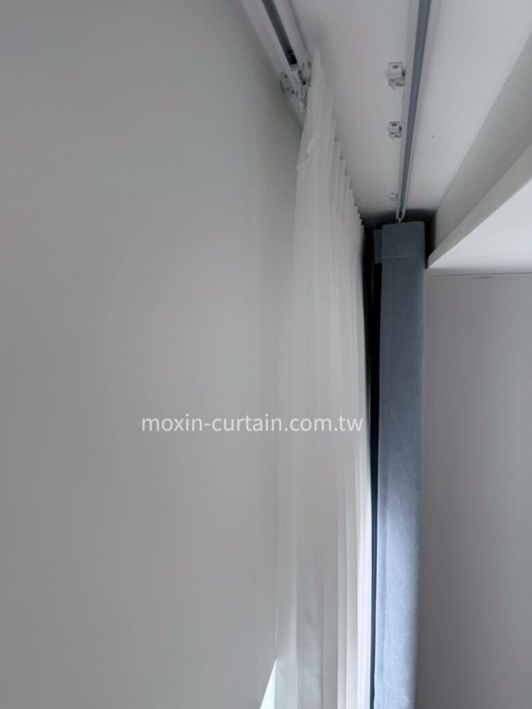 LOGO案例照 (8)_1 - 沐馨窗簾 沐馨窗簾 次臥空間|雙層布簾設計-灰藍色蛇形布簾+半透視感打折紗簾 側面深度示意圖