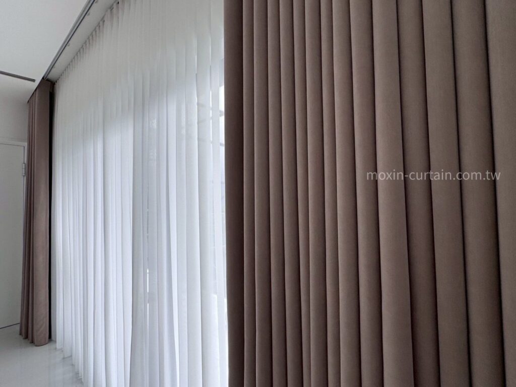 LOGO案例照 (9) - 沐馨窗簾 沐馨窗簾 主臥空間 雙層窗簾設計- 蛇形奶茶色布簾+半透視感打折紗簾