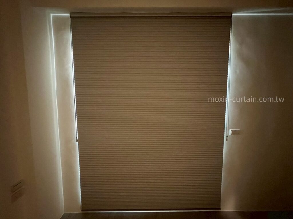 沐馨窗簾 臥室風琴簾配 風巢葉片展開  關燈後遮光效果