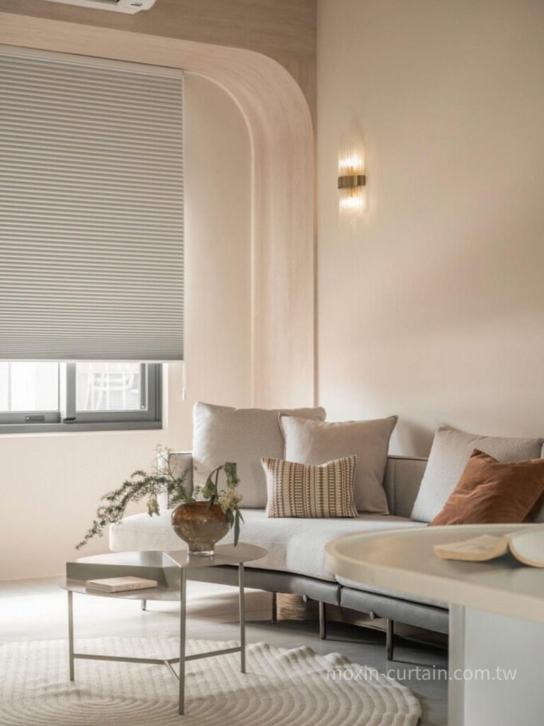 灰色蜂巢狀布面 × 淺木色弧形冷氣窗簾盒；弧線收邊與天花導角相呼應  這寫直向拍攝