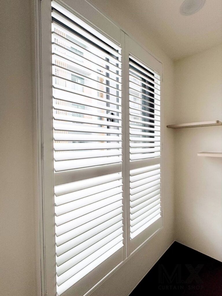 沐馨窗簾 百葉窗 半腰窗對開 門片關閉 側拍實圖展示