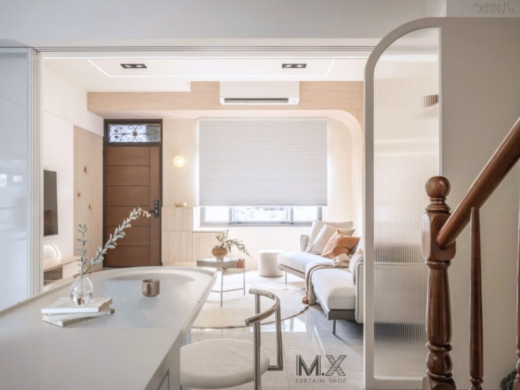灰色蜂巢狀布面 × 淺木色弧形冷氣窗簾盒；弧線收邊與天花導角相呼應   從廚房淵拍正面照