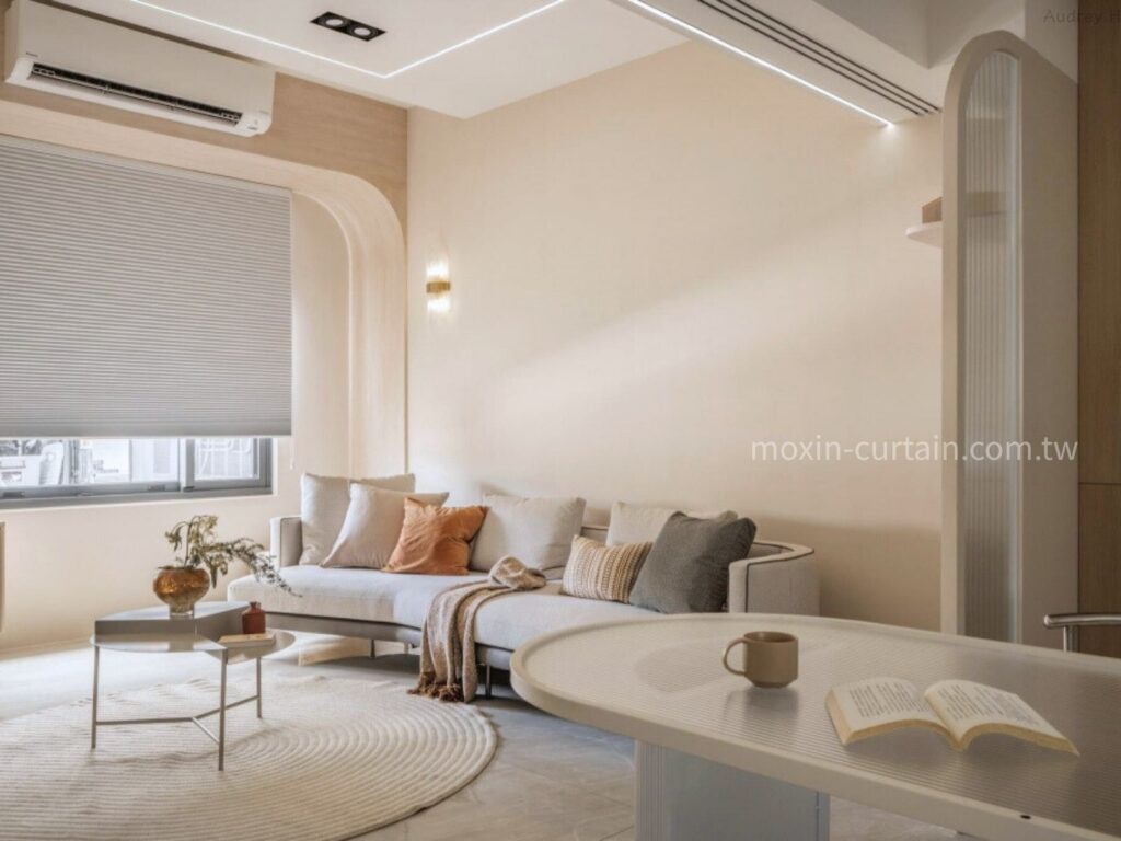 灰色蜂巢狀布面 × 淺木色弧形冷氣窗簾盒；弧線收邊與天花導角相呼應   從廚房遠拍側面照
