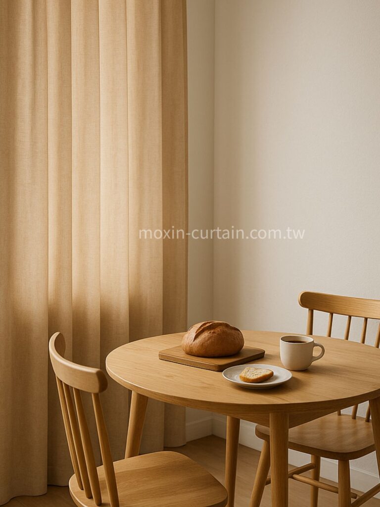 近似色和諧（好親切）：
木頭色＋奶茶簾、灰綠牆＋霧藍簾。