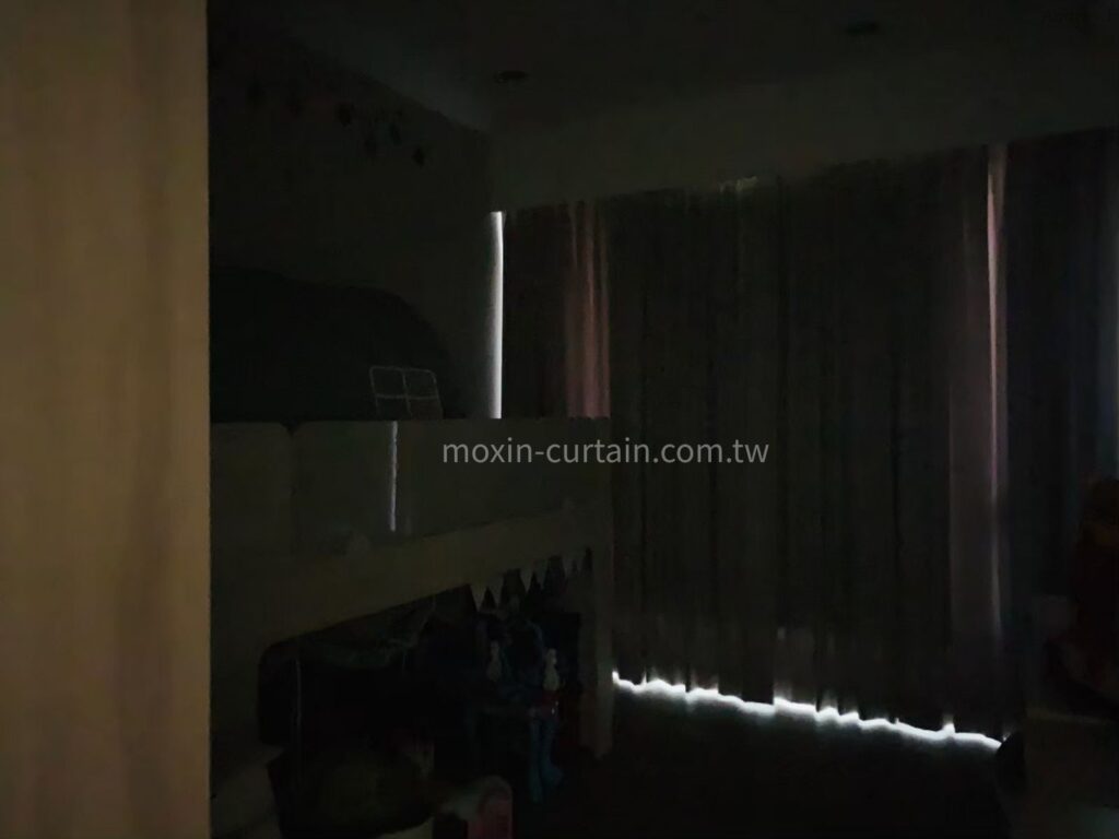 LOGO案例照 (3) - 沐馨窗簾 沐馨窗簾 雙層窗簾 外層遮光捲簾+內層布簾遮光案例