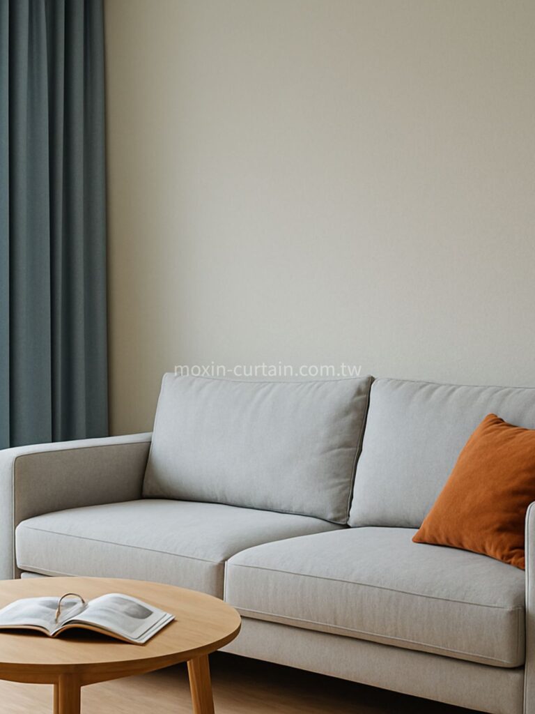 互補色重點（最有記憶點）：
霧藍簾＋赭土靠墊；比例控制在 10% 以內，窗簾顏色搭配不打架。