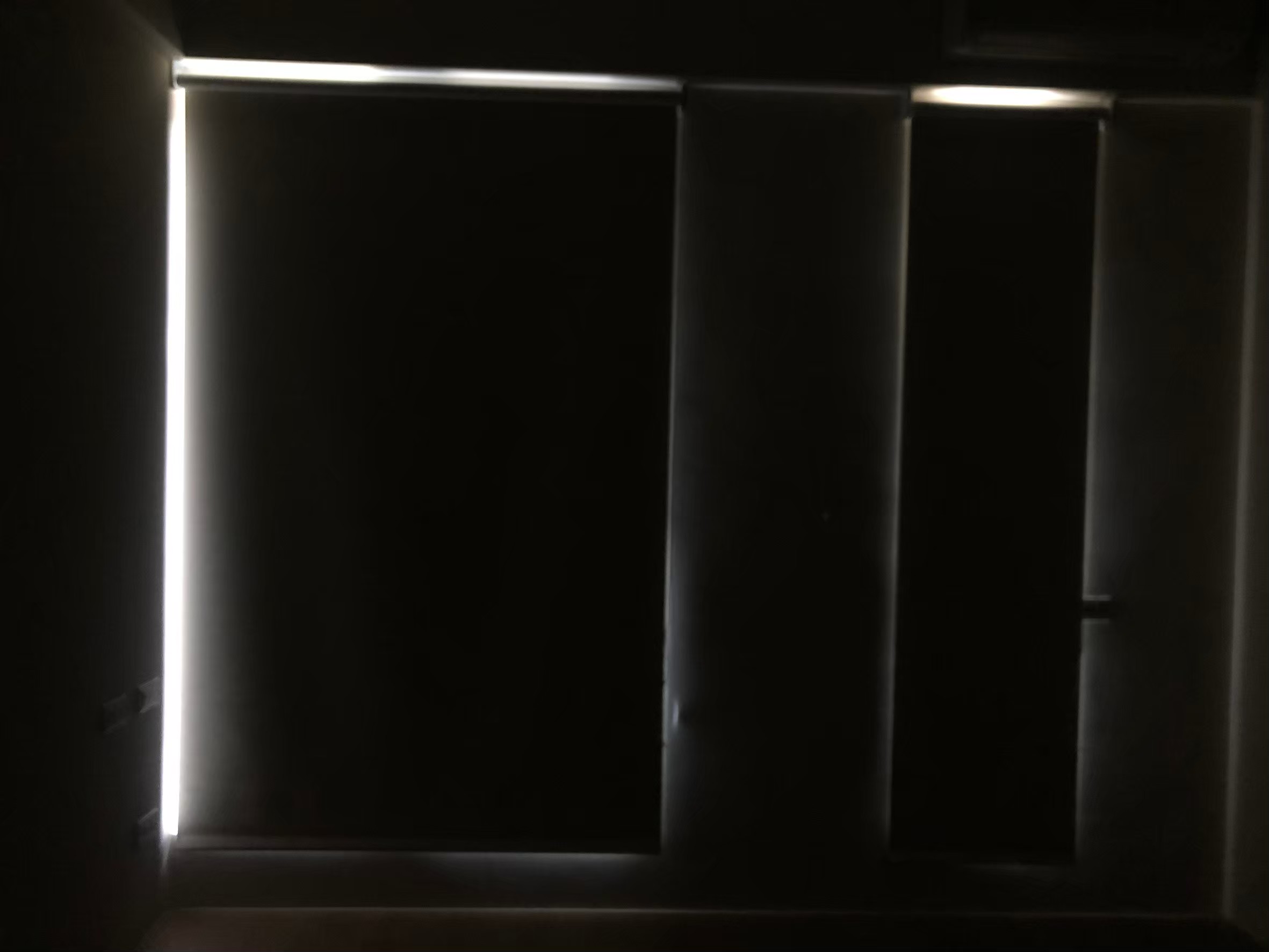 LINE_ALBUM__%E9%81%AE%E5%85%89%E5%AF%A6%E6%B8%AC_251107_4_aiakom - 沐馨窗簾 框內漏光-捲簾漏光