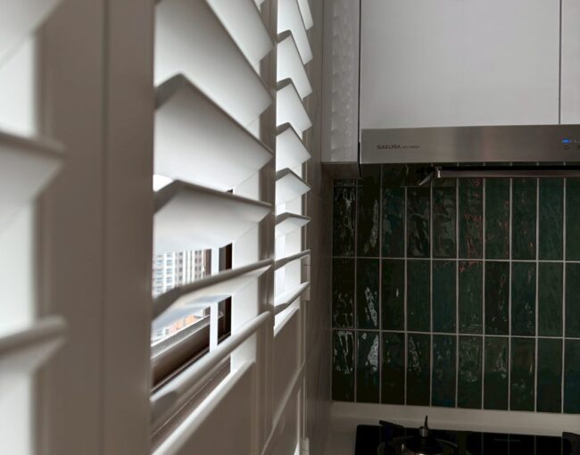 浴室廚房能不能裝塑鋁百葉窗？深入剖析防潮特性、清潔方式與實際使用優缺點完整解析