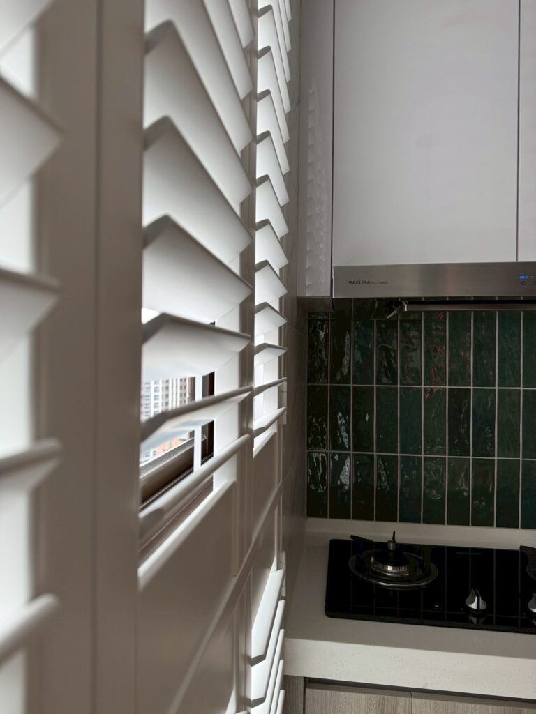 浴室廚房能不能裝塑鋁百葉窗？深入剖析防潮特性、清潔方式與實際使用優缺點完整解析