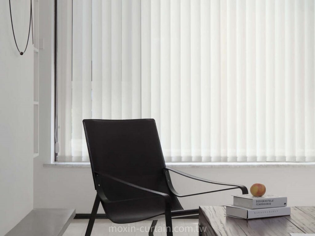 案例照 (1) - 沐馨窗簾 告別辦公室感!直立簾挑選全攻略,用光影打造大器客廳落地窗