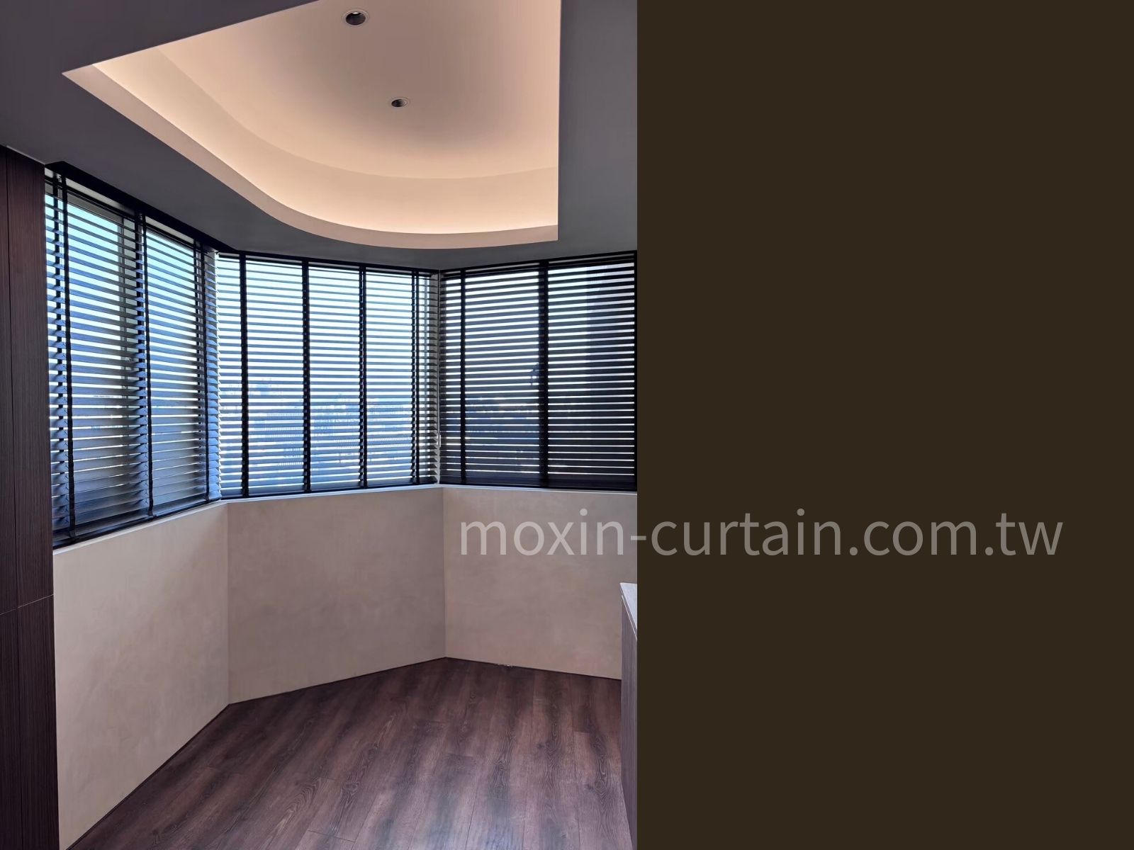 《一二設計X沐馨窗飾》竹南窗簾設計案例：八角窗也能做木百葉嗎？全屋三房用木百葉打造光影層次宅