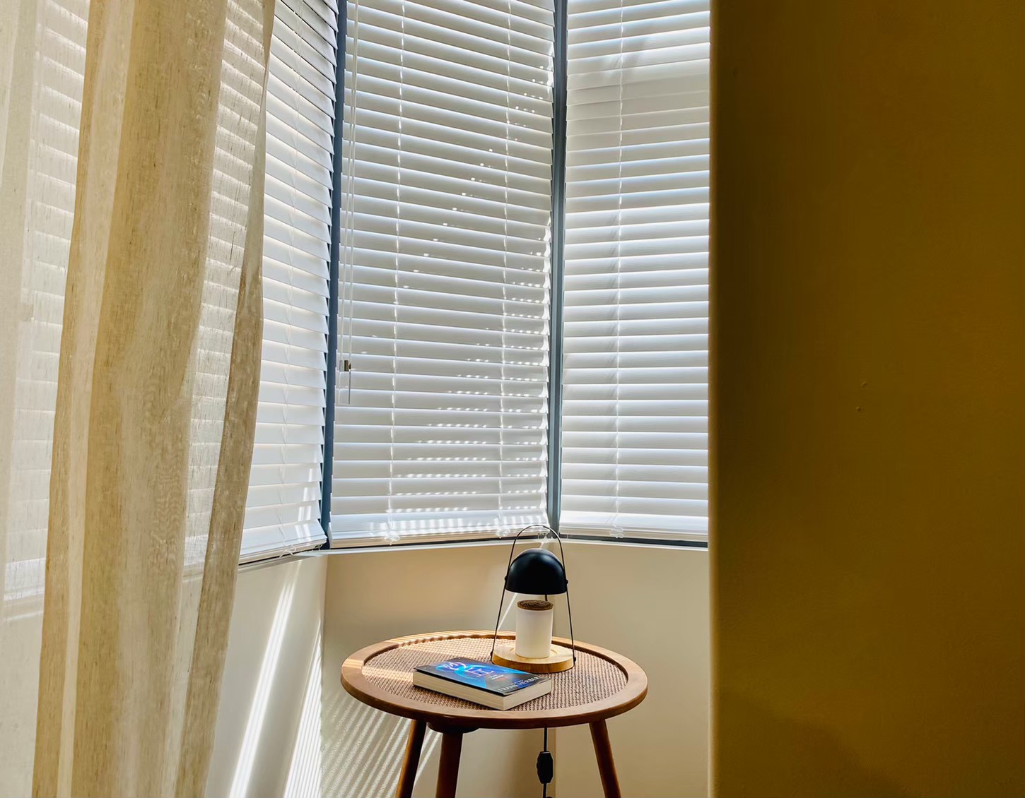 木百葉一次看懂:材質比較、葉片寬度與安裝丈量全攻略 木百葉一次看懂:材質比較、葉片寬度與安裝丈量全攻略