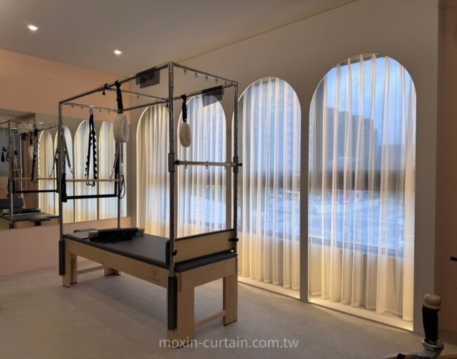 【健身房窗簾防焰】桃園市窗簾設計案例｜器械皮拉提斯與健身空間的柔光安全美學