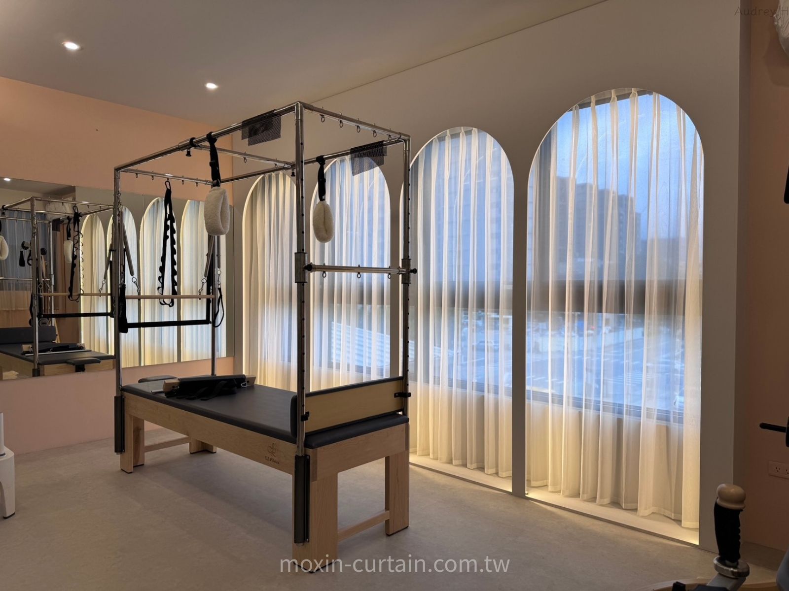 【健身房窗簾防焰】桃園市窗簾設計案例｜器械皮拉提斯與健身空間的柔光安全美學