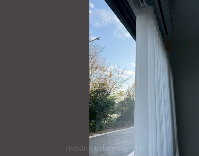 【森VILLA透梯天】新竹香山窗簾設計案例｜客廳直立柔紗簾、廚房片簾隔油煙到全屋遮光一次到位
