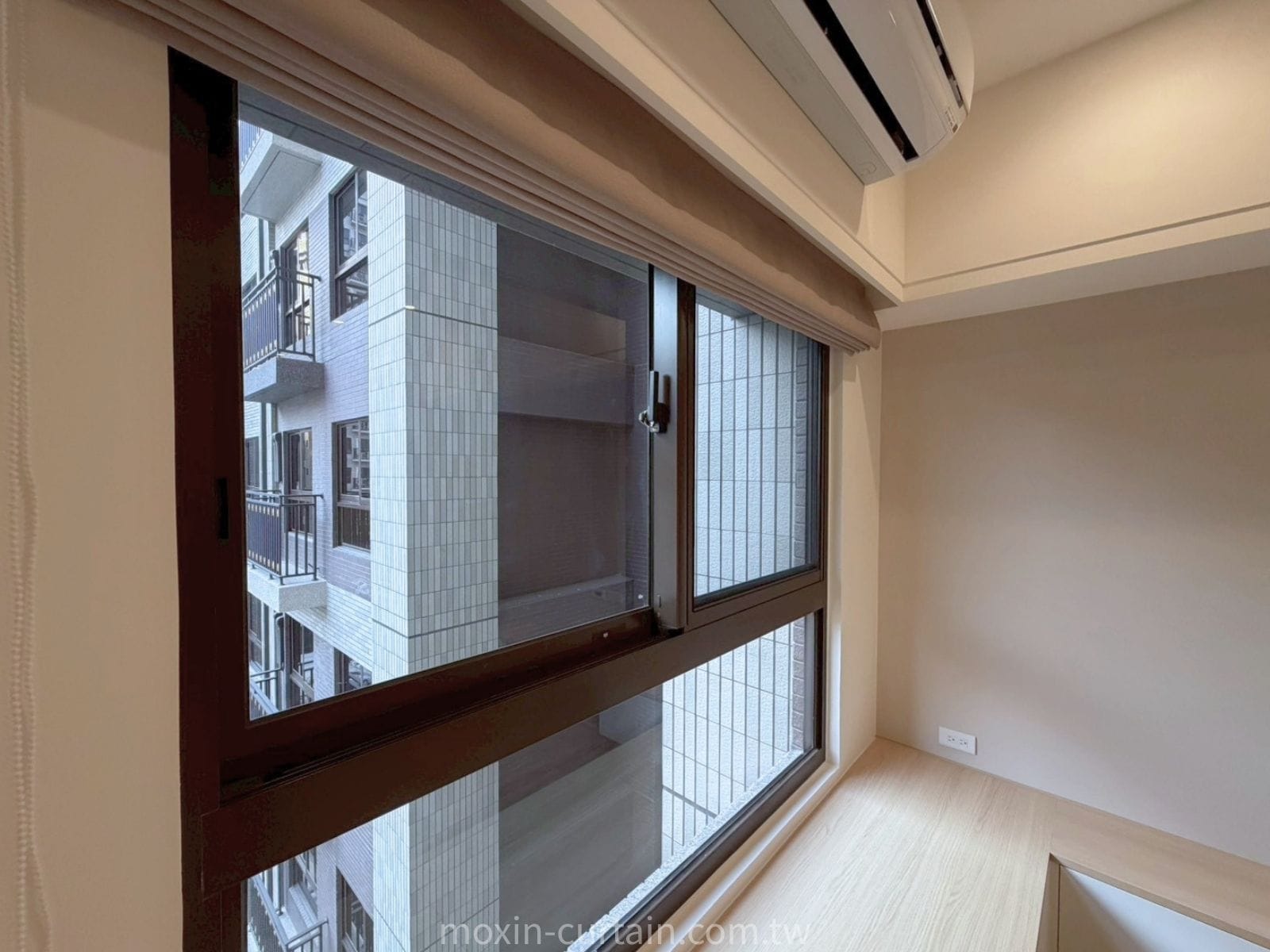 《好韻》竹南頭份窗簾設計案例：米咖色羅馬簾打造溫馨實用的現代居家